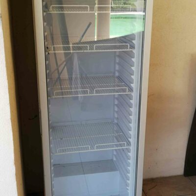 Peut accueillir 10 X 24 canettes ou 40 bouteilles environ...
