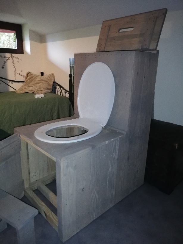 Nouveau bloc toilettes sèches sur-mesure à l'étage pour servir 3